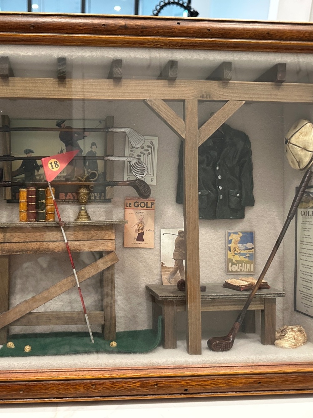 Mens shadow box for golf